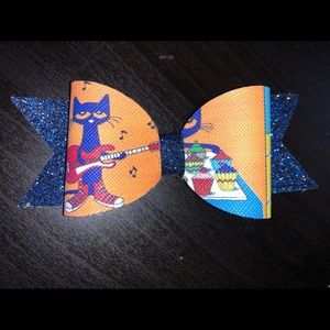 Pete the Cat Bow
